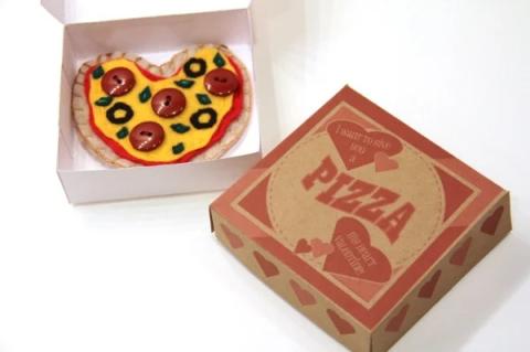 Felt pizza craft which white background