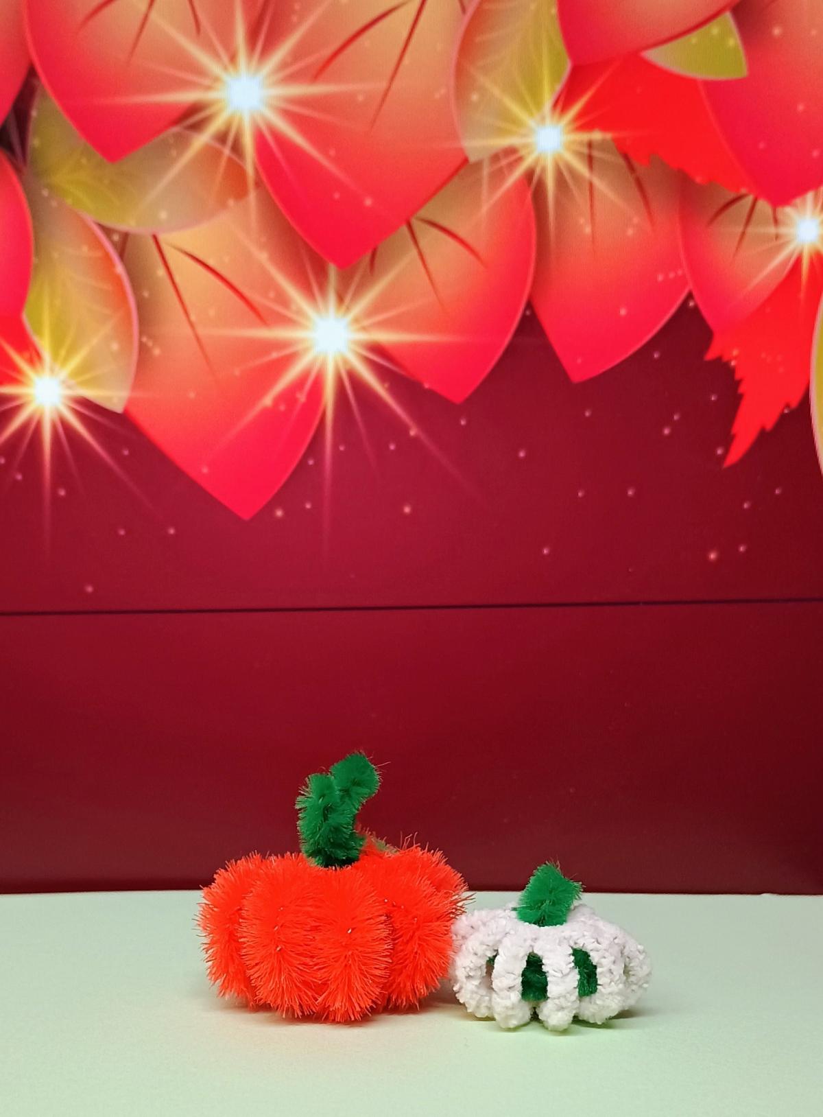 pumpkin shapes made out of pipe cleaners